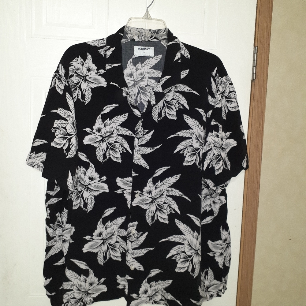 Old Navy short sleeved button down Hawaiian shirt